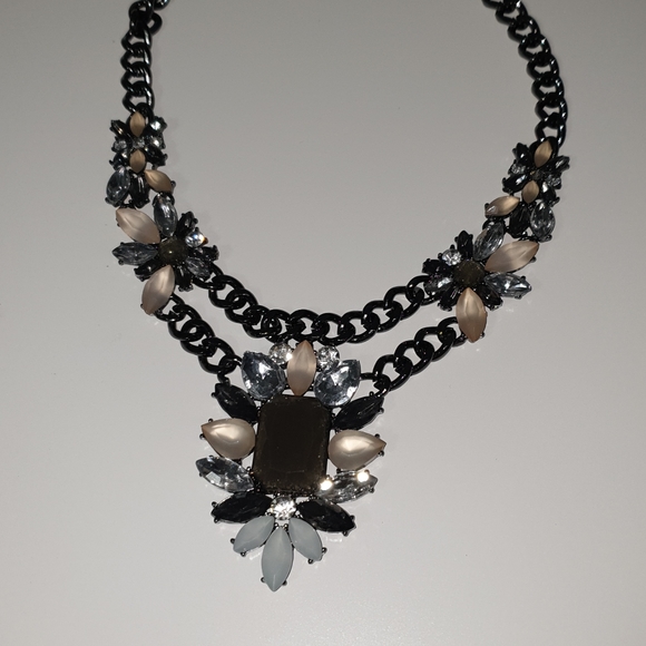 NWOT Rhinestone floral chunky necklace - Picture 2 of 5